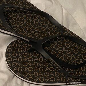 Black guess flip flops never worn size 11.5